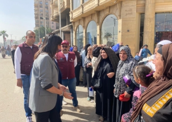 السفيرة نبيلة مكرم تشارك في تعبئة شنط رمضان بمؤسسة أبو العينين وتتفقد انتظام التوزيع بكارت الخير