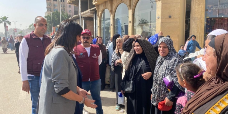 السفيرة نبيلة مكرم تشارك في تعبئة شنط رمضان بمؤسسة أبو العينين وتتفقد انتظام التوزيع بكارت الخير