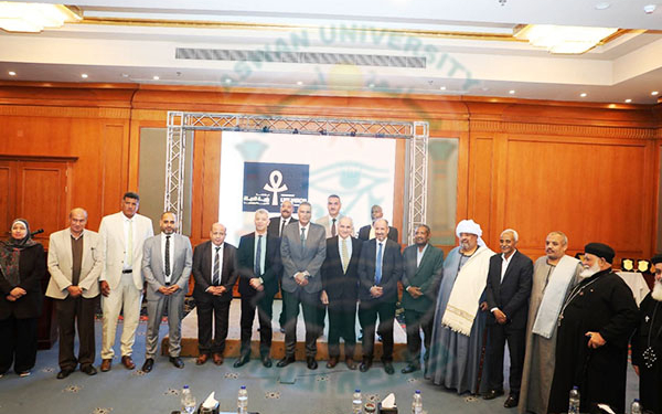 رئيس جامعة أسوان يشهد تكريم خريجي برنامج مهارات 5 طاقات ملهمة