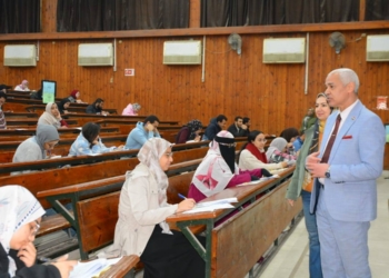 نائب رئيس جامعة أسيوط يتفقد سير امتحانات الفصل الدراسي الأول بعدد من كليات الجامعة