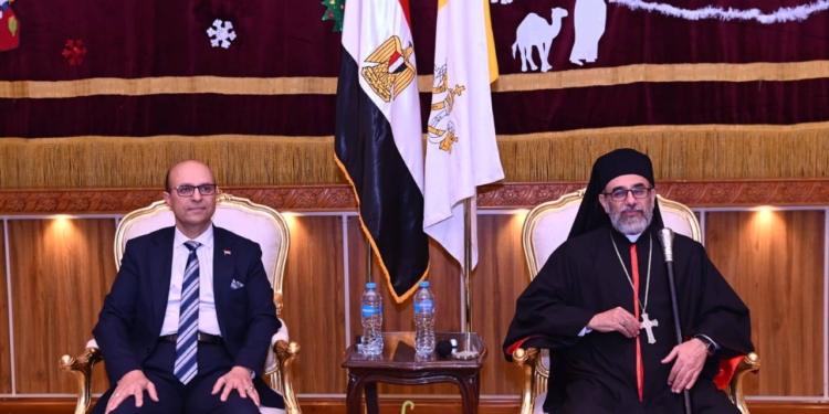 رئيس جامعة أسيوط يشارك الإخوة المسيحيين احتفالات عيد الميلاد المجيد بزيارة عدد من الكنائس بأسيوط