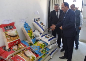 رئيس جامعة العريش يفتتح معرض “الجامعة معاك”  لتوفير سلع ومواد غذائية للعاملين