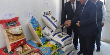 رئيس جامعة العريش يفتتح معرض “الجامعة معاك”  لتوفير سلع ومواد غذائية للعاملين