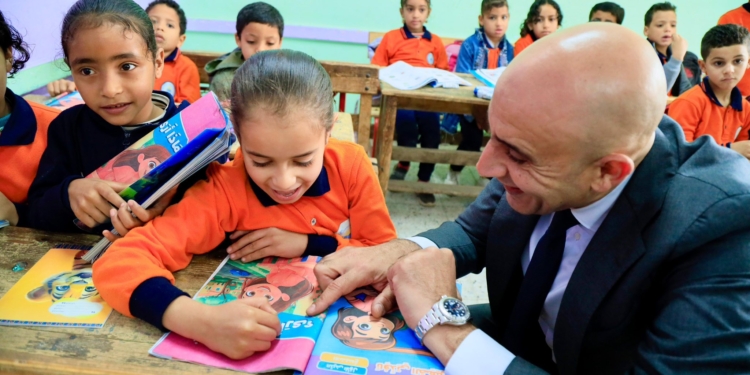 قبل التعديل الوزاري.. "عبداللطيف" يفاجيء مدارس البحيرة بأولى جولاته بالترم الثاني