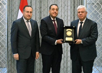 رئيس الوزراء يُكرم الوزراء السابقين..ويؤكد: نستكمل ما بناه السابقون