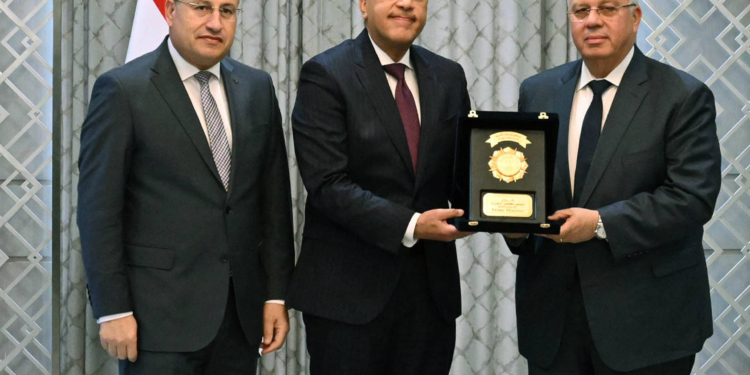 رئيس الوزراء يُكرم الوزراء السابقين..ويؤكد: نستكمل ما بناه السابقون