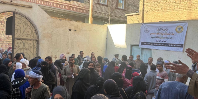 قوافل الدعم المستمر بجامعة الأزهر تقوم بتوزيع (13) طنًّا من المساعدات الغذائية بقنا