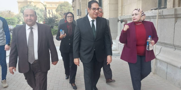 رئيس جامعة القاهرة يتفقد عددًا من الكليات في جولة ميدانية للاطمئنان على انتظام الدراسة مع انطلاق الفصل الدراسي الثاني