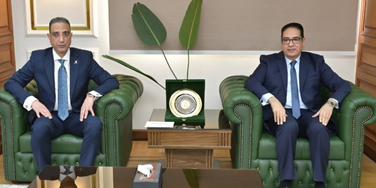 رئيس جامعة القاهرة يهنئ محافظ الجيزة بمناسبة توليه مهام منصبه الجديد ويؤكد استمرار التعاون المشترك لخدمة أبناء المحافظة