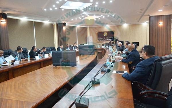 مجلس جامعة أسوان يناقش تعزيز الربط بين البحث العلمي والصناعة