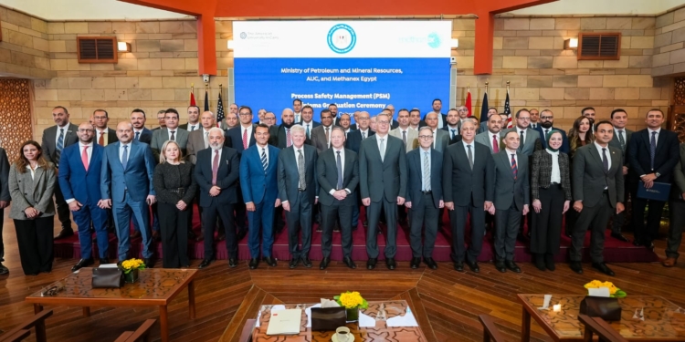 الجامعة الأمريكية بالقاهرة تحتفل بتخرج 32 خبيراً  من أول دبلومة من نوعها لقطاع البترول والغاز في مصر