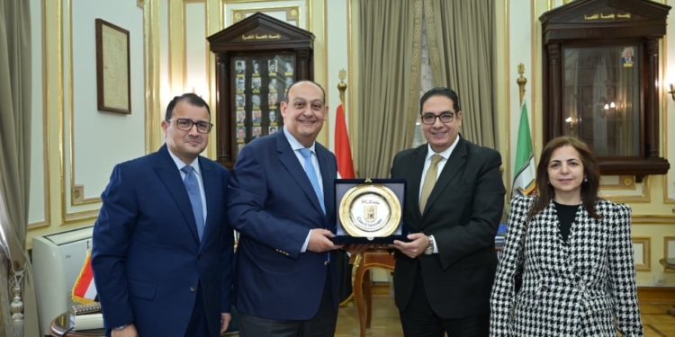 رئيس جامعة القاهرة يستقبل وفد وزارة الخارجية المصرية للشئون الافريقية