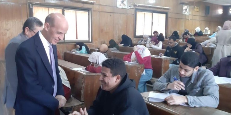 رئيس جامعة بني سويف يتفقد كلية الطب البيطري لمتابعة أعمال امتحانات الفصل الدراسي الأول