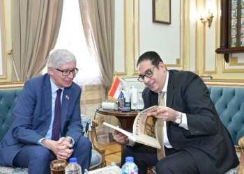 رئيس جامعة القاهرة مع ضيفه