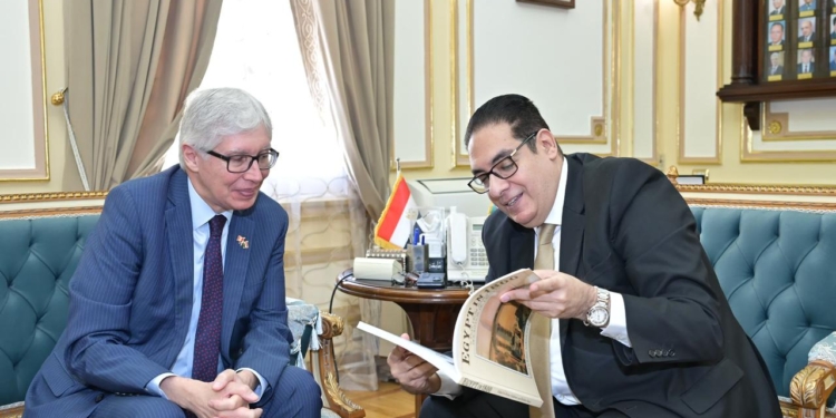 رئيس جامعة القاهرة مع ضيفه