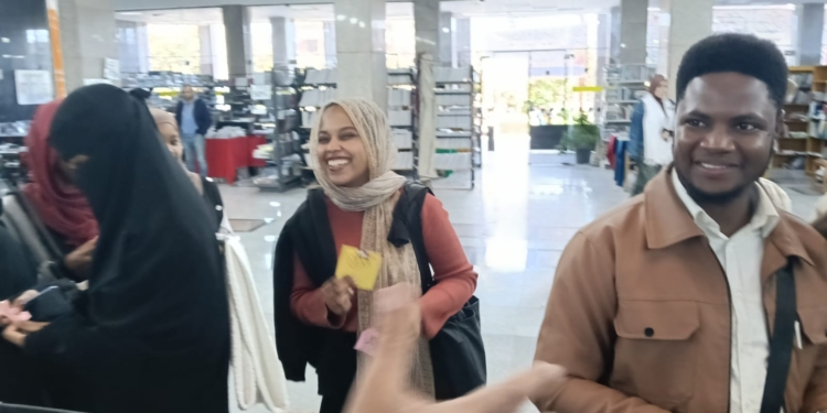 طلاب الوافدين فى مكتبة العاصمة