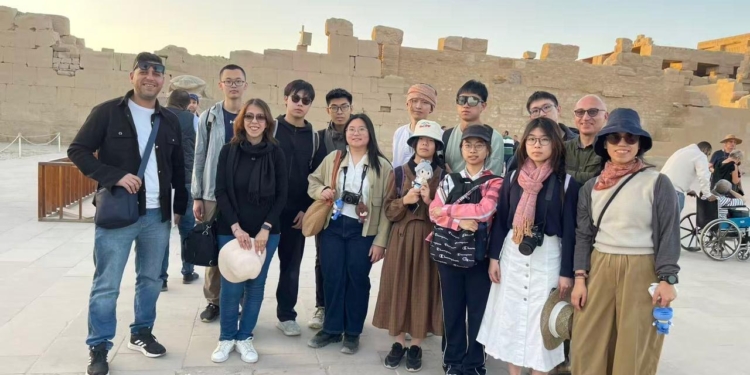 جامعة القاهرة تنظم مدرسة شتوية في الآثار لطلاب جامعة شنغهاي جياو تونج الصينية