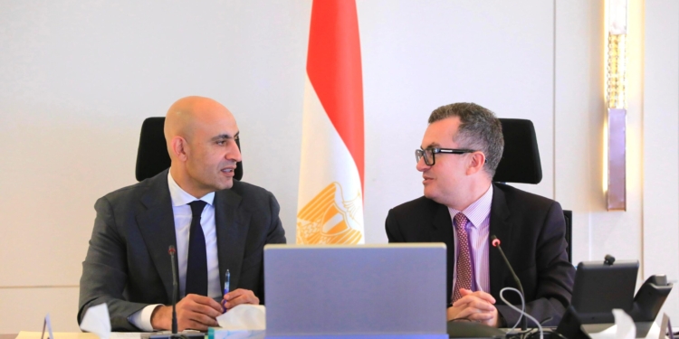 مدارس جديدة وتابلت للتعليم الفني.. ماذا دار في اجتماع وزيري التخطيط والتعليم؟