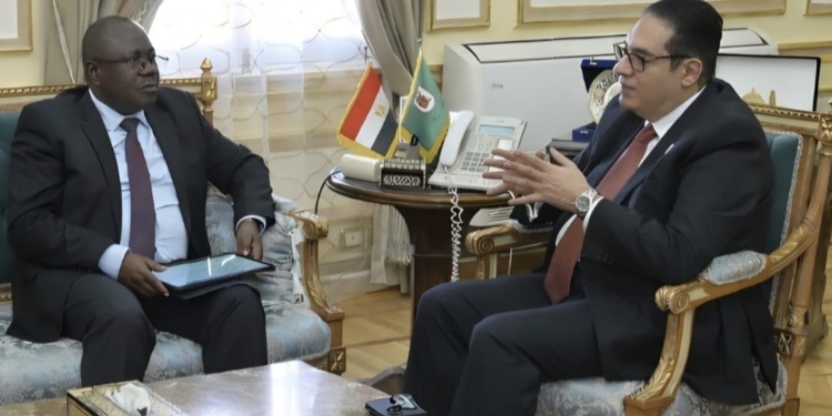 رئيس جامعة القاهرة يستقبل سفير زامبيا لبحث تعزيز علاقات التعاون الثنائي
