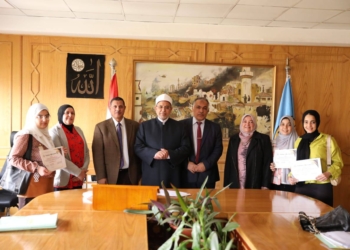 رئيس جامعة الأزهر يشيد بمستوى طالبات كلية التمريض اللاتي صممن تطبيق الهاتف "طُمَأْنِينَة" للكشف المبكر عن سرطان الثدي