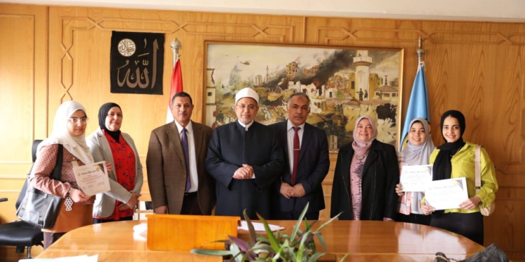 رئيس جامعة الأزهر يشيد بمستوى طالبات كلية التمريض اللاتي صممن تطبيق الهاتف "طُمَأْنِينَة" للكشف المبكر عن سرطان الثدي