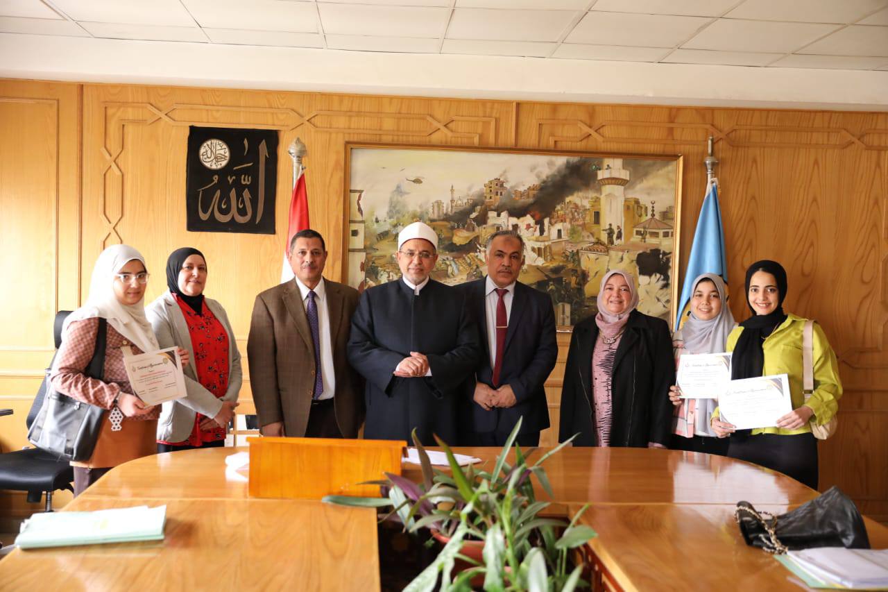 رئيس جامعة الأزهر يشيد بمستوى طالبات كلية التمريض اللاتي صممن تطبيق الهاتف "طُمَأْنِينَة" للكشف المبكر عن سرطان الثدي