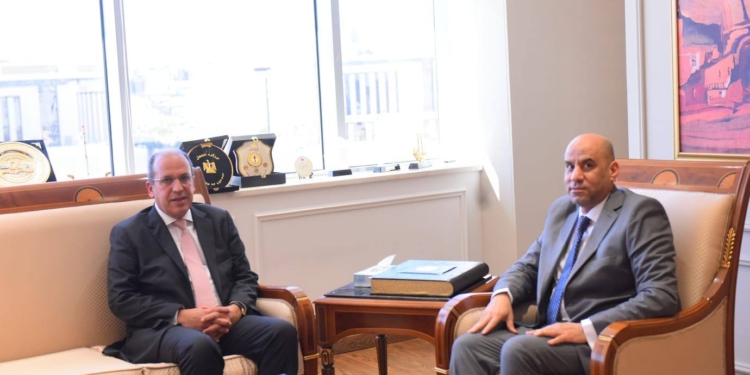 تمهيدا لاطلاق منظومة وطنية لتأهيل الكوادر.. تعاون بين وزارة العمل والجامعة البريطانية