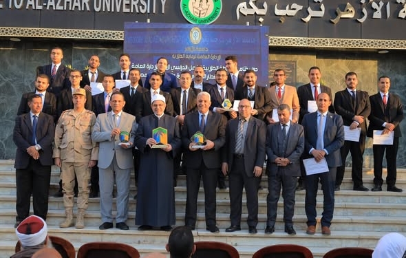 رئيس جامعة الأزهر يشهد حفل ختام الأنشطة الطلابية لرعاية الشباب ويطمئن الحضور على صحة الإمام الأكبر ناقلًا تحياته إليهم