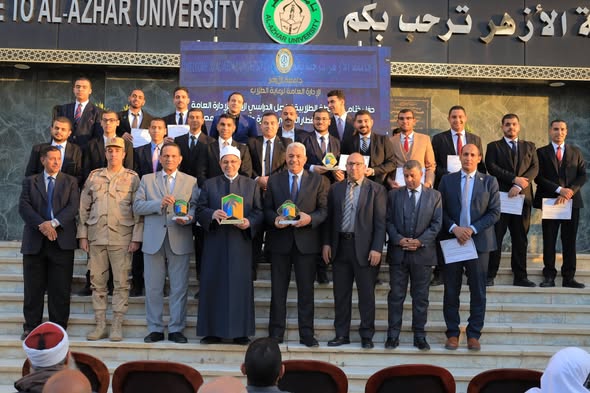 رئيس جامعة الأزهر يشهد حفل ختام الأنشطة الطلابية لرعاية الشباب ويطمئن الحضور على صحة الإمام الأكبر ناقلًا تحياته إليهم