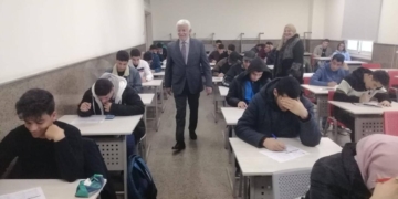 نائب رئيس جامعة الزقازيق الأهلية يتابع انتظام امتحانات منتصف الفصل الدراسي الثاني رغم سوء الأحوال الجوية