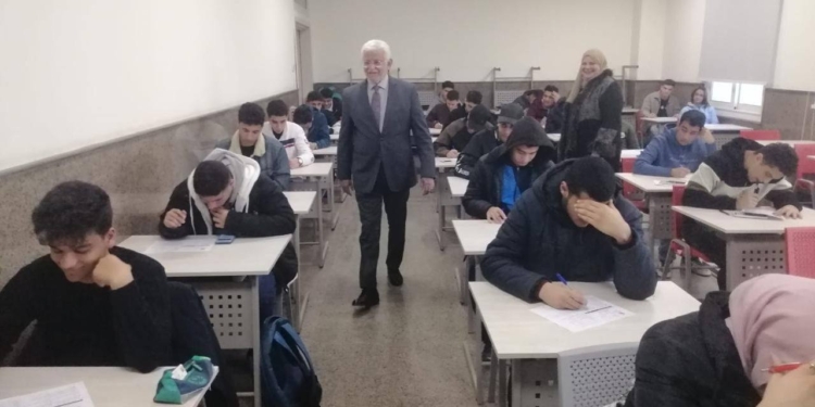 نائب رئيس جامعة الزقازيق الأهلية يتابع انتظام امتحانات منتصف الفصل الدراسي الثاني رغم سوء الأحوال الجوية