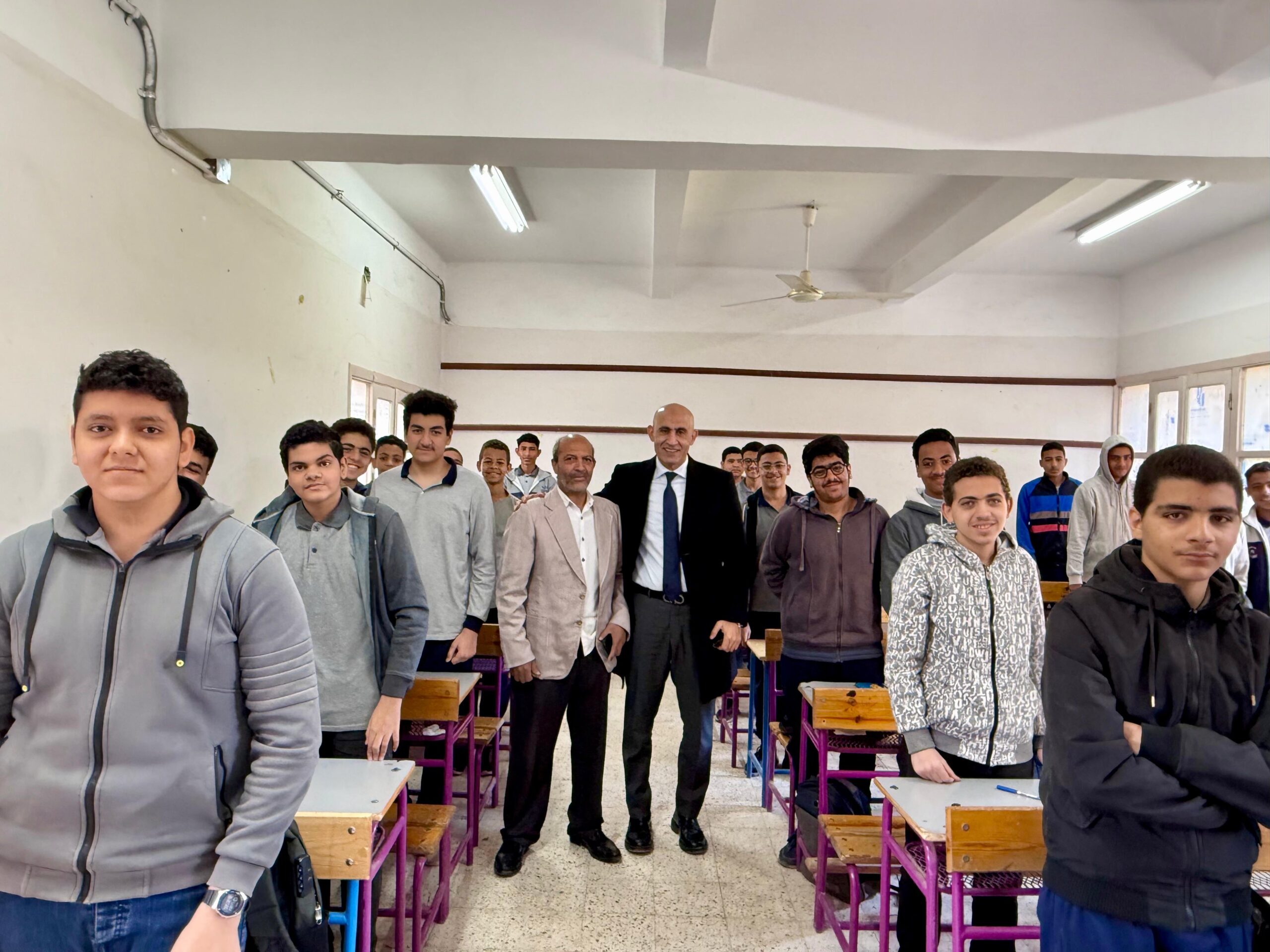 خلال زيارته لقنا.. "عبداللطيف": نبذل جهودا موسعة لتحسين أحوال المعلمين