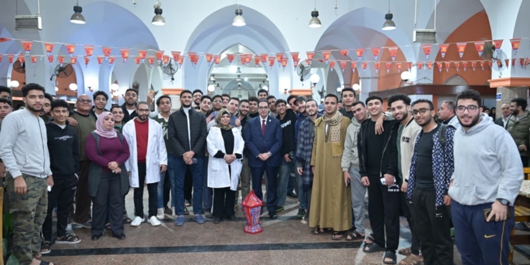 رئيس جامعة القاهرة يشارك طلاب المدن الجامعية مائدة إفطار رمضان ويكرم الفائزين ببطولة الدورة الرمضانية