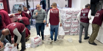 تحت مظلة التحالف الوطني.. مؤسسة أبو العينين توزع كعك العيد