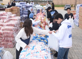 طلاب الجامعة الأمريكية بالقاهرة يجهزون 6000 كرتونة مواد غذائية لرمضان