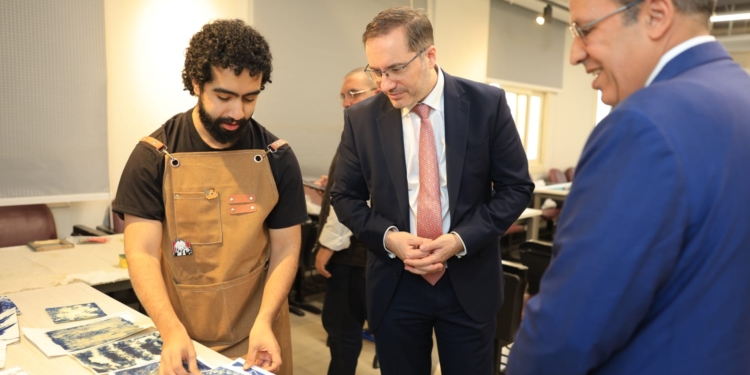 خلال زيارته للجامعة البريطانية..السفير البريطاني يشيد بالمستوى الأكاديمي والإنشائي المتميز للكليات