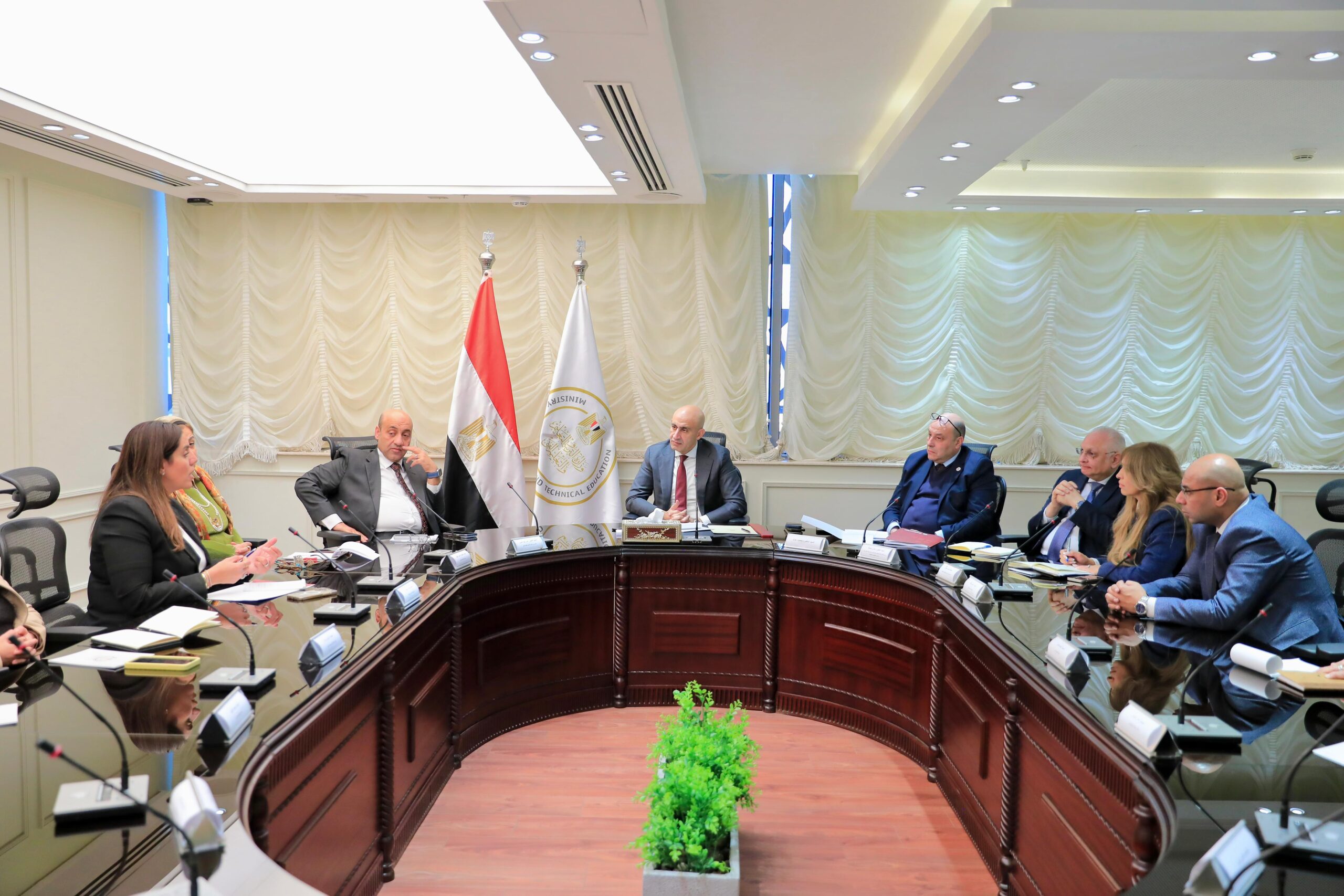 «عبداللطيف» يبحث تطوير 1200 مدرسة تعليم فني بالمعايير الدولية وتعزيز الشراكات العالمية