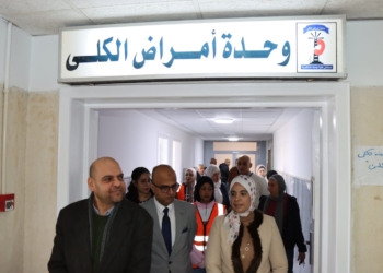 نائب رئيس جامعة الإسكندرية تشهد توزيع مواد غذائية بمستشفى طلبة الجامعة وتتفقد تطوير وحدة أمراض الكلى