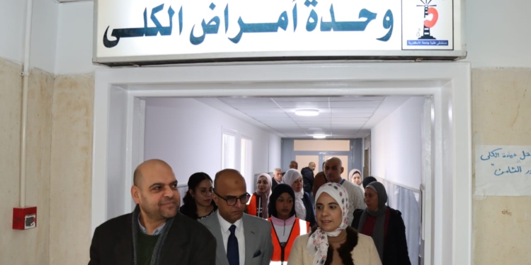 نائب رئيس جامعة الإسكندرية تشهد توزيع مواد غذائية بمستشفى طلبة الجامعة وتتفقد تطوير وحدة أمراض الكلى