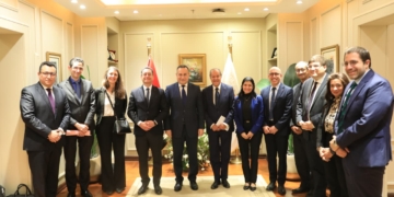 وزير التعليم العالي والسفير الفرنسي يبحثان تطورات إنشاء الحرم الجامعي الجديد للجامعة الفرنسية في مصر