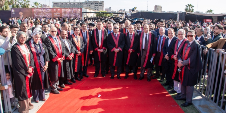 رئيس جامعة طنطا يشهد حفل تخريج دفعتين بكلية الطب