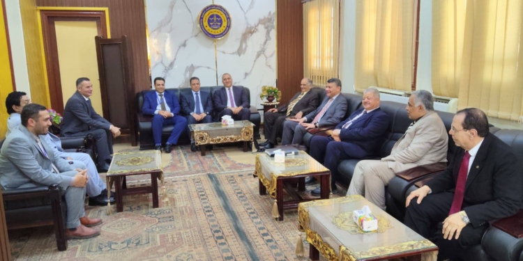 فريق هيئة الجودة والاعتماد يزور كلية الشريعة والقانون لمراجعة تنفيذ معايير الجودة والطلاب