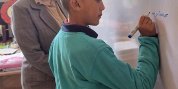 تفاصيل بلا معنى.. تحذير خطير من تأثير المناهج الحالية على عقول الطلاب