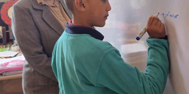 تفاصيل بلا معنى.. تحذير خطير من تأثير المناهج الحالية على عقول الطلاب