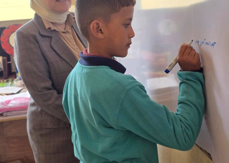 تفاصيل بلا معنى.. تحذير خطير من تأثير المناهج الحالية على عقول الطلاب