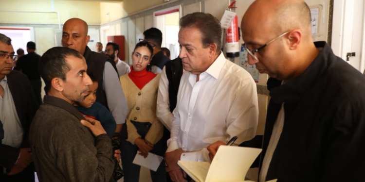 وزير الصحة يغير مسار جولته الميدانية ويقوم بزيارة مفاجئة لمركز طبي الحي الثالث بمدينة بدر