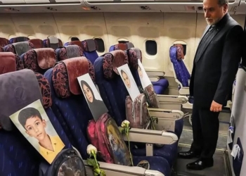 رسالة قبل التفاوض.. الوفد الإيراني يرفع صور ضحايا مدرسة “ميناب” على طائرته