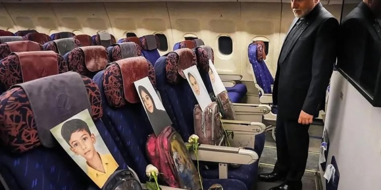 رسالة قبل التفاوض.. الوفد الإيراني يرفع صور ضحايا مدرسة “ميناب” على طائرته