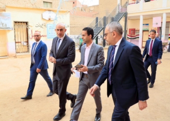 خطف الأنظار.. من هو الشاب الذي ظهر مع وزير التعليم في جولته بالحوامدية؟
