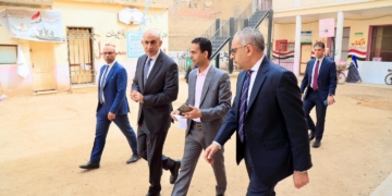 خطف الأنظار.. من هو الشاب الذي ظهر مع وزير التعليم في جولته بالحوامدية؟